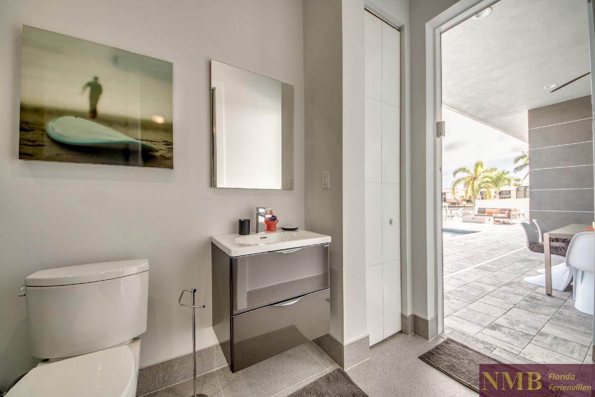 Vacation-Rental-Cape-Coral-Next-Level_3rd_Bedrooms_Bathroom