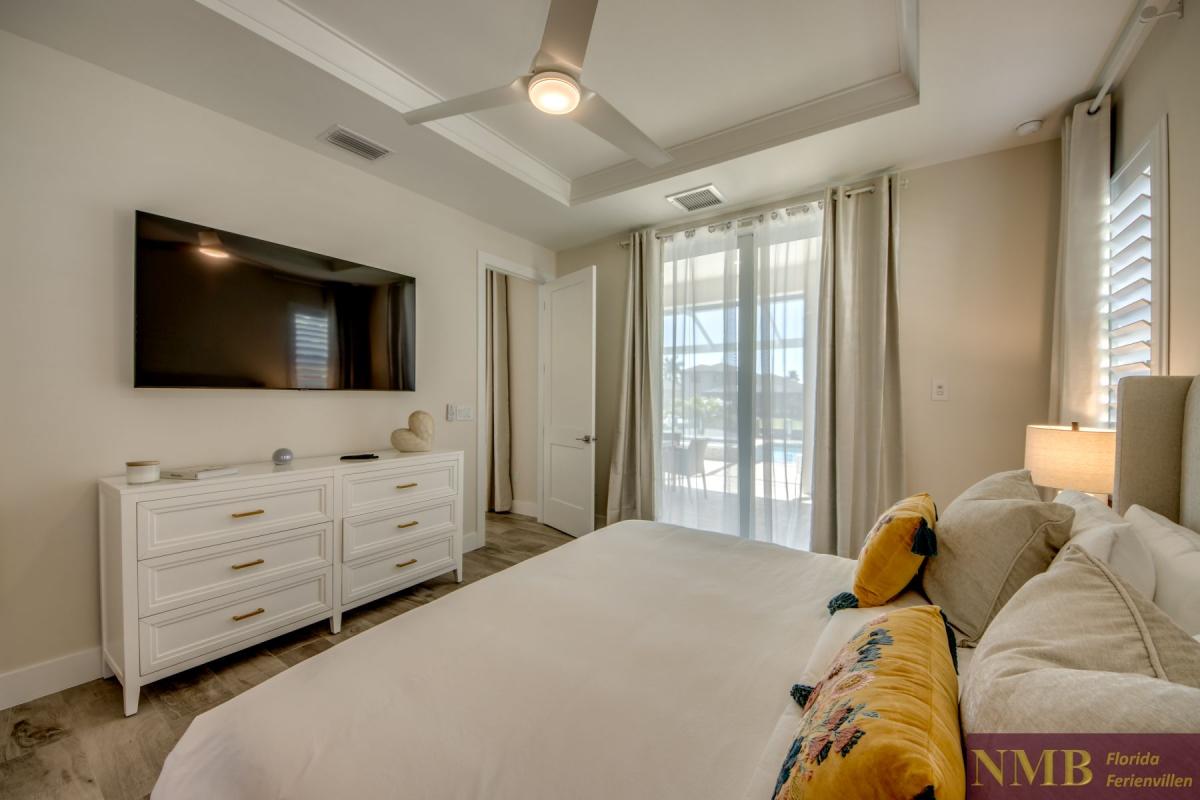 Ferienhaus-Cape-Coral-Villa-Winking-Owl_34-Master-Bedroom