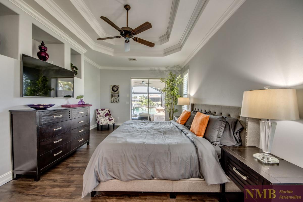 Ferienhaus-Cape-Coral-Whispering-Palms_41-Master-Bedroom