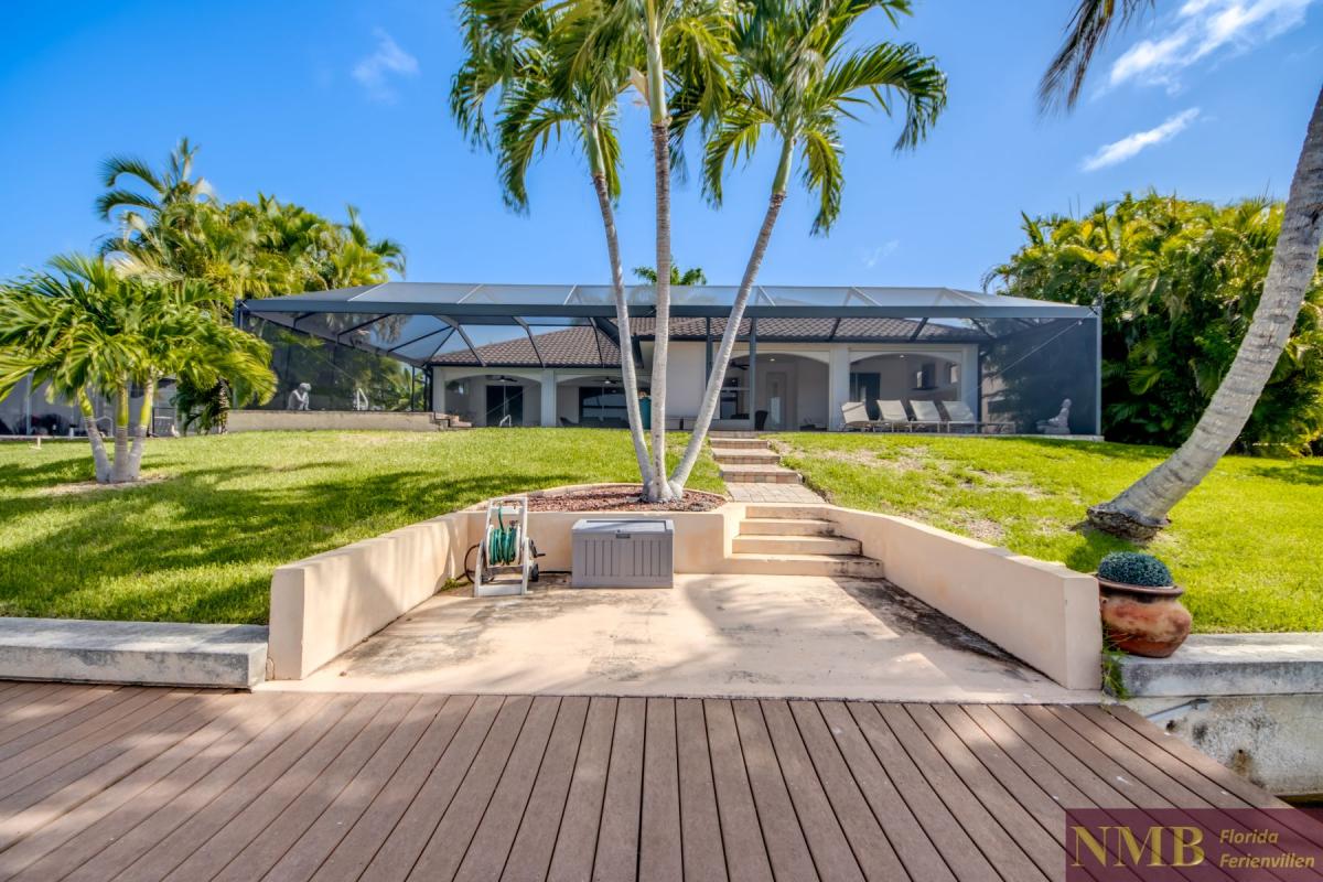 Ferienhaus-Cape-Coral-Whispering-Palms_81-Back-of-Villa