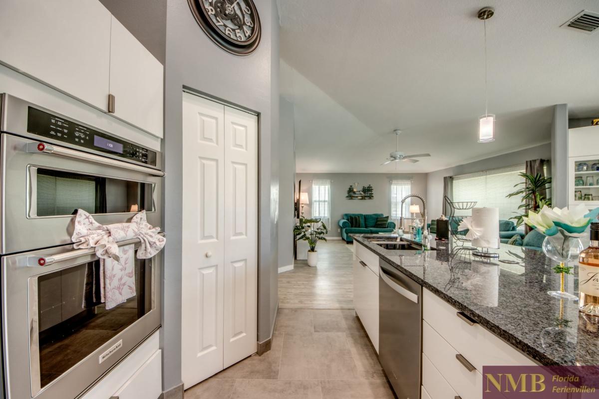 Cape_Coral_Ferienhaeuser_Sunshine_20-Kitchen