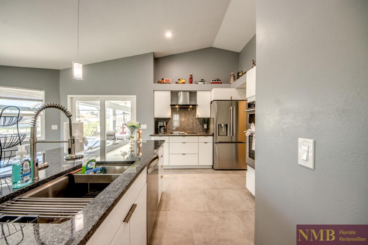 Cape_Coral_Ferienhaeuser_Sunshine_24-Kitchen