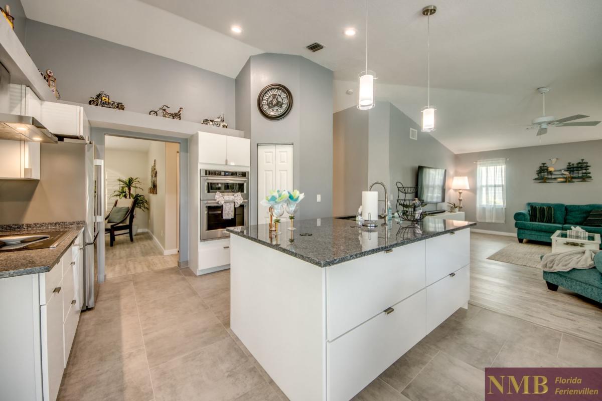 Cape_Coral_Ferienhaeuser_Sunshine_29-Kitchen