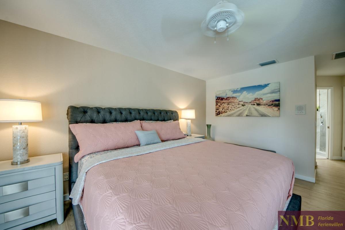 Cape_Coral_Ferienhaeuser_Sunshine_40-Master-Bedroom