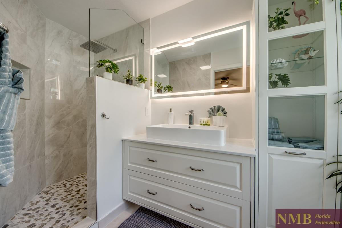 Cape_Coral_Ferienhaeuser_Sunshine_48-Guest-Suite-Bathroom