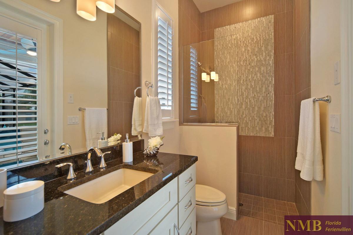 Ferienhaus-Palm_Breeze-Cape_Coral-guest-bath-02