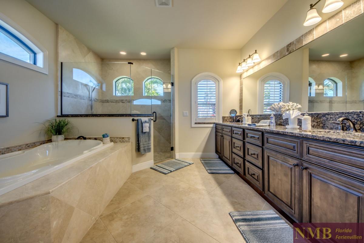 Ferienhaus-Cape-Coral-Mayflower_37-Master-Bathroom