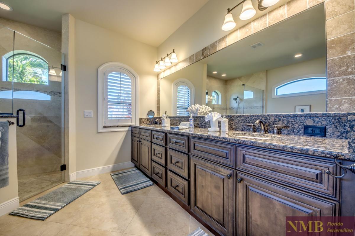 Ferienhaus-Cape-Coral-Mayflower_38-Master-Bathroom