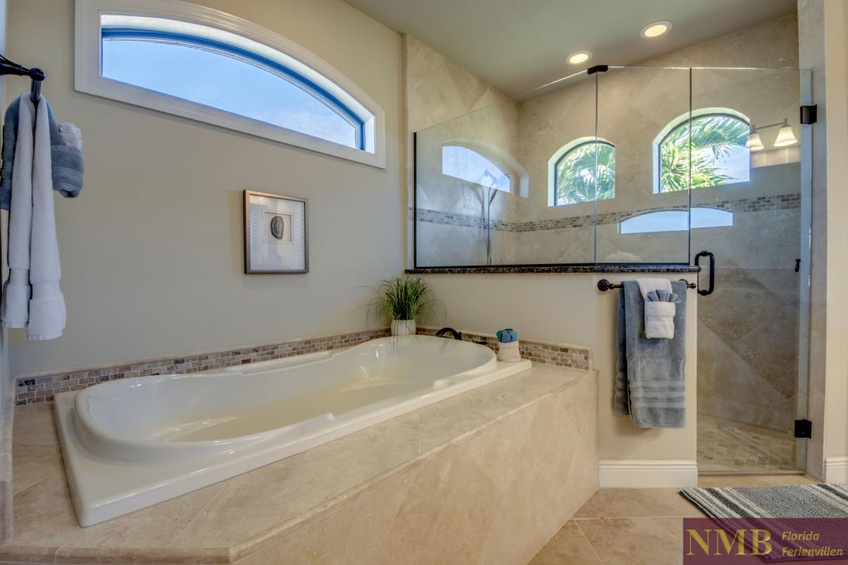 Ferienhaus-Cape-Coral-Mayflower_39-Master-Bathroom