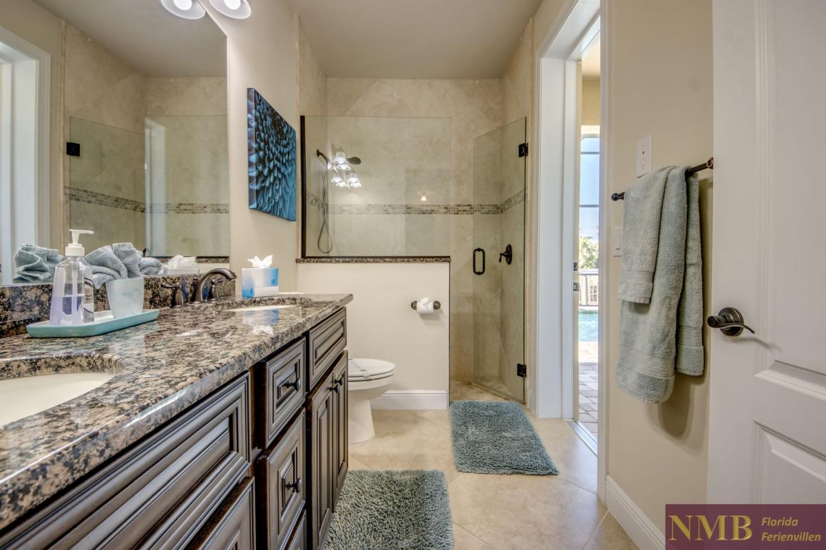 Ferienhaus-Cape-Coral-Mayflower_42-Guest-Pool-Bathroom