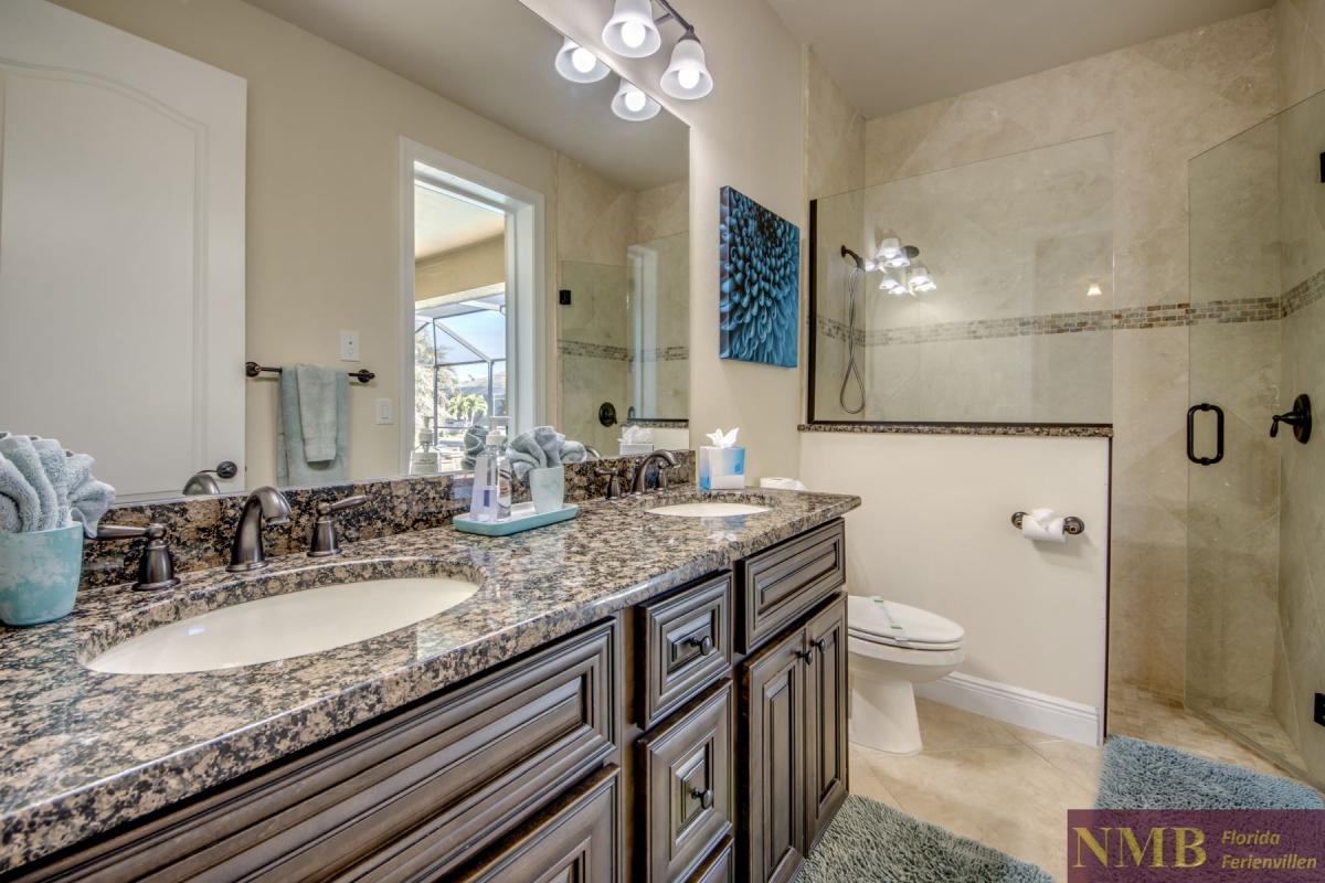 Ferienhaus-Cape-Coral-Mayflower_43-Guest-Pool-Bathroom