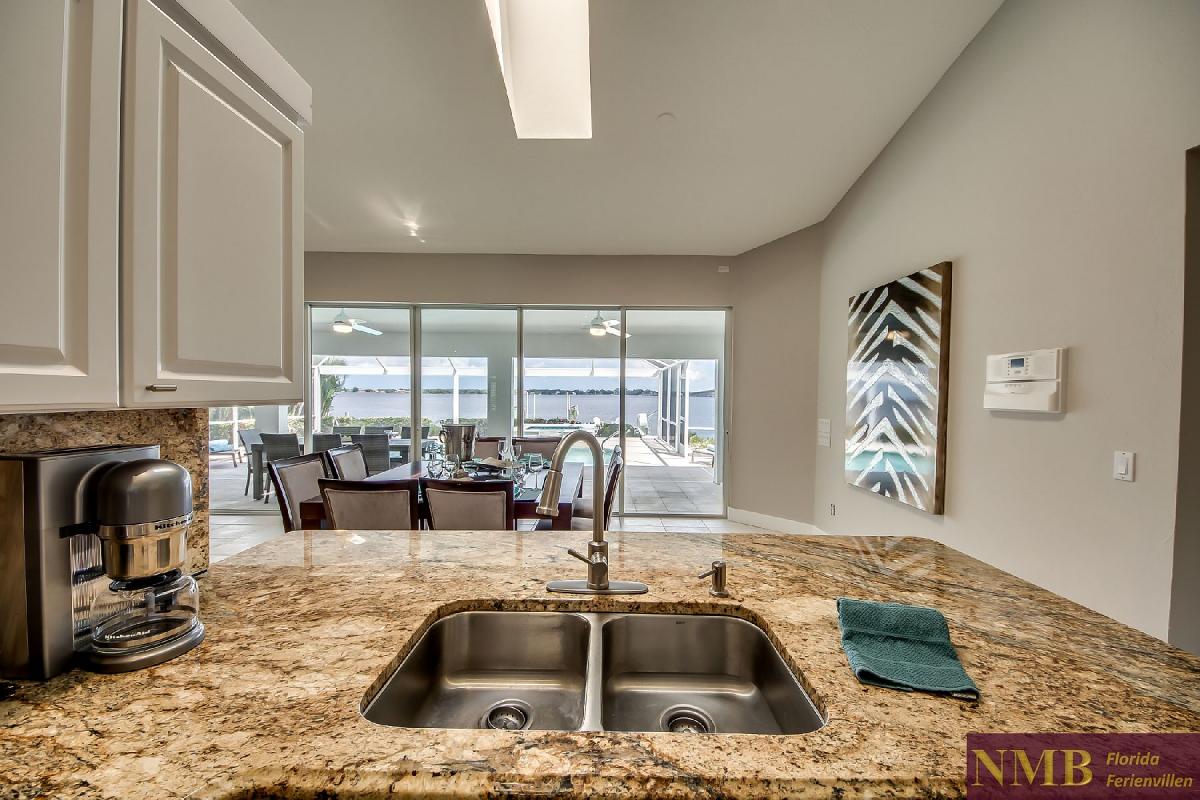 Vacation_Rental_River_Pearl_Kitchen_5