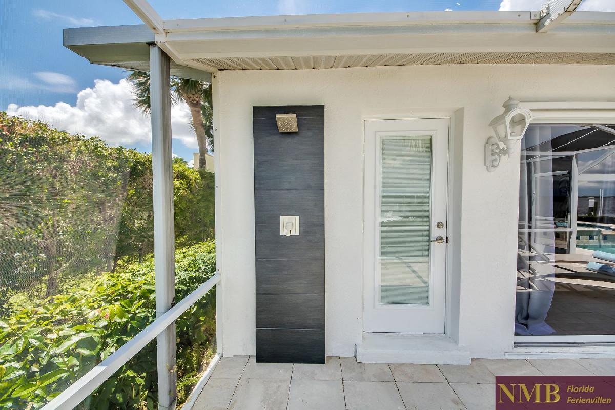 Vacation_Rental_River_Pearl_Outside_Shower