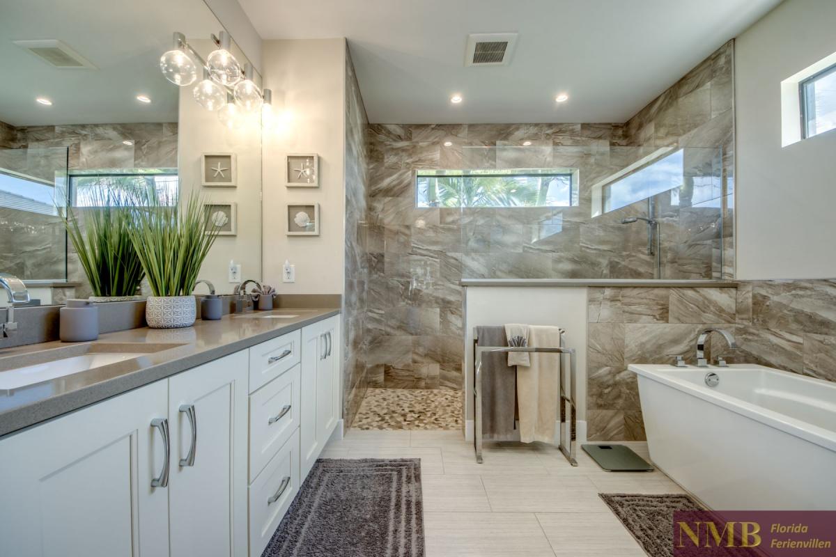 Ferienhaus-Cape-Coral-Villa-Clirfton-Bay_35-Master-Bathroom
