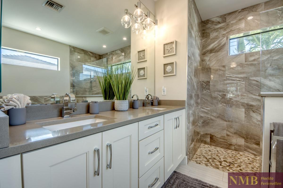 Ferienhaus-Cape-Coral-Villa-Clirfton-Bay_36-Master-Bathroom