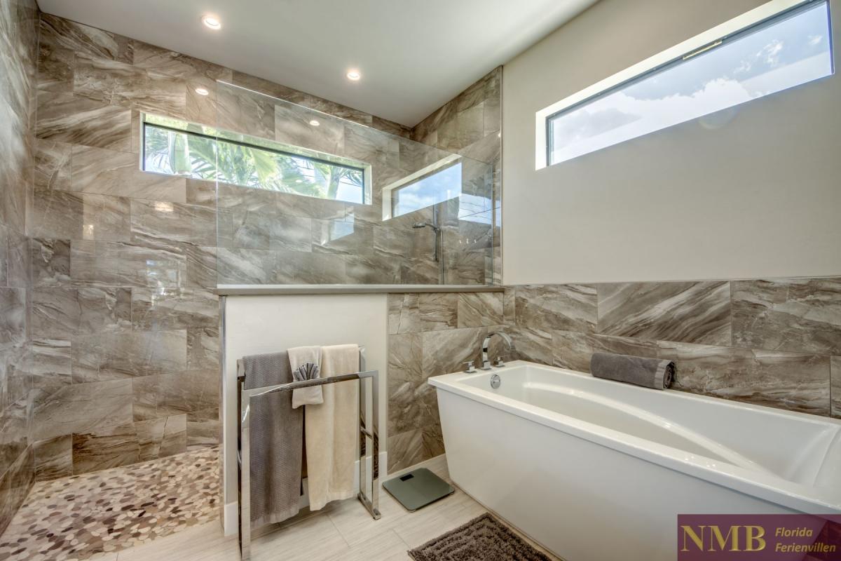 Ferienhaus-Cape-Coral-Villa-Clirfton-Bay_37-Master-Bathroom
