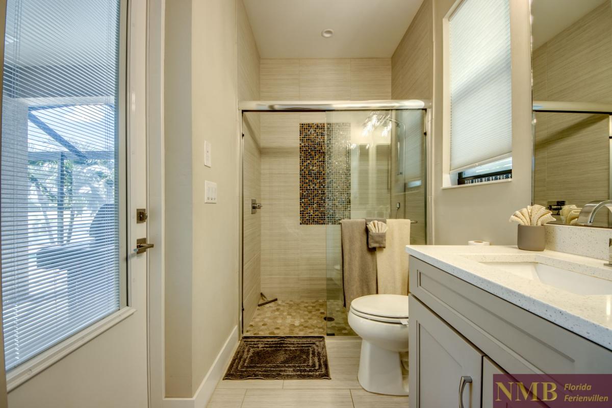 Ferienhaus-Cape-Coral-Villa-Clirfton-Bay_40-Guest-Suite-Pool-Bathroom