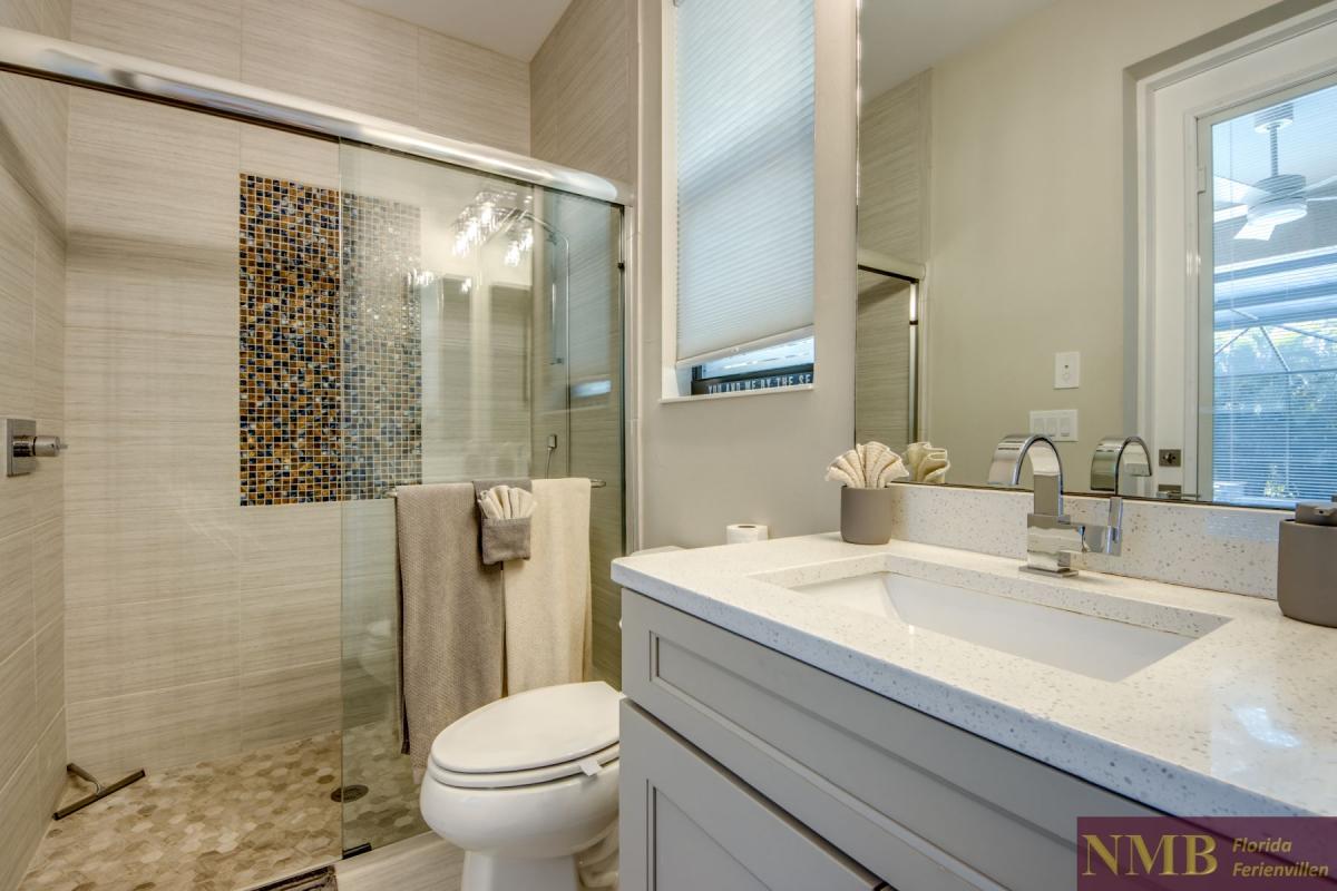 Ferienhaus-Cape-Coral-Villa-Clirfton-Bay_41-Guest-Suite-Pool-Bathroom