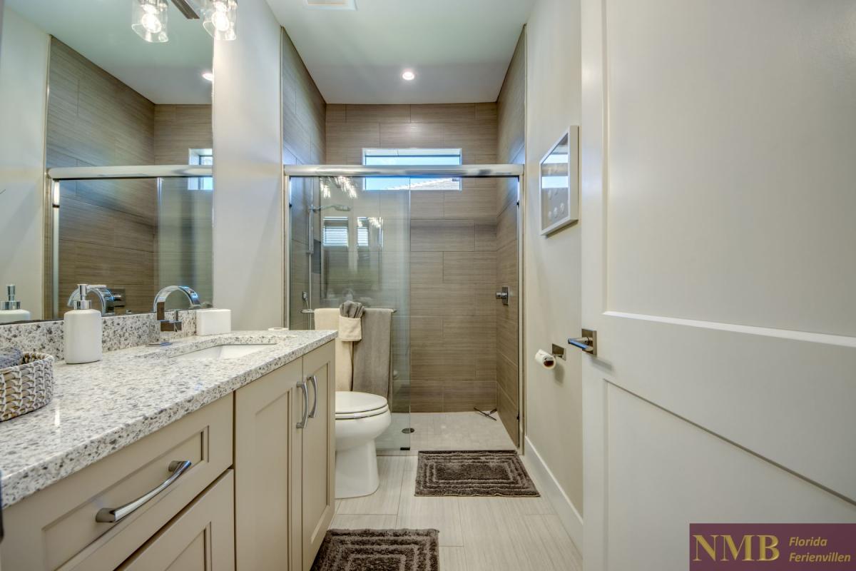 Ferienhaus-Cape-Coral-Villa-Clirfton-Bay_45-Guest-Bathroom
