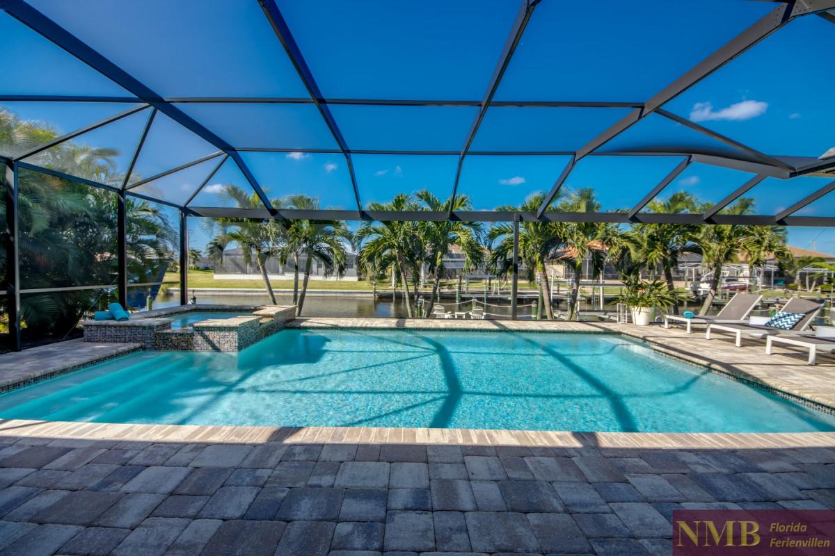 Ferienhaus-Cape-Coral-Villa-Clirfton-Bay_66-Pool-Hot-Tub