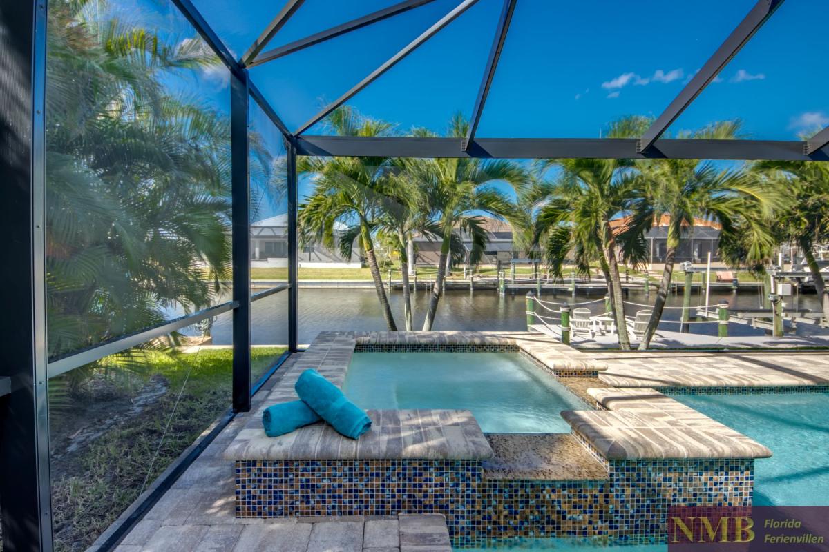 Ferienhaus-Cape-Coral-Villa-Clirfton-Bay_68-Pool-Hot-Tub