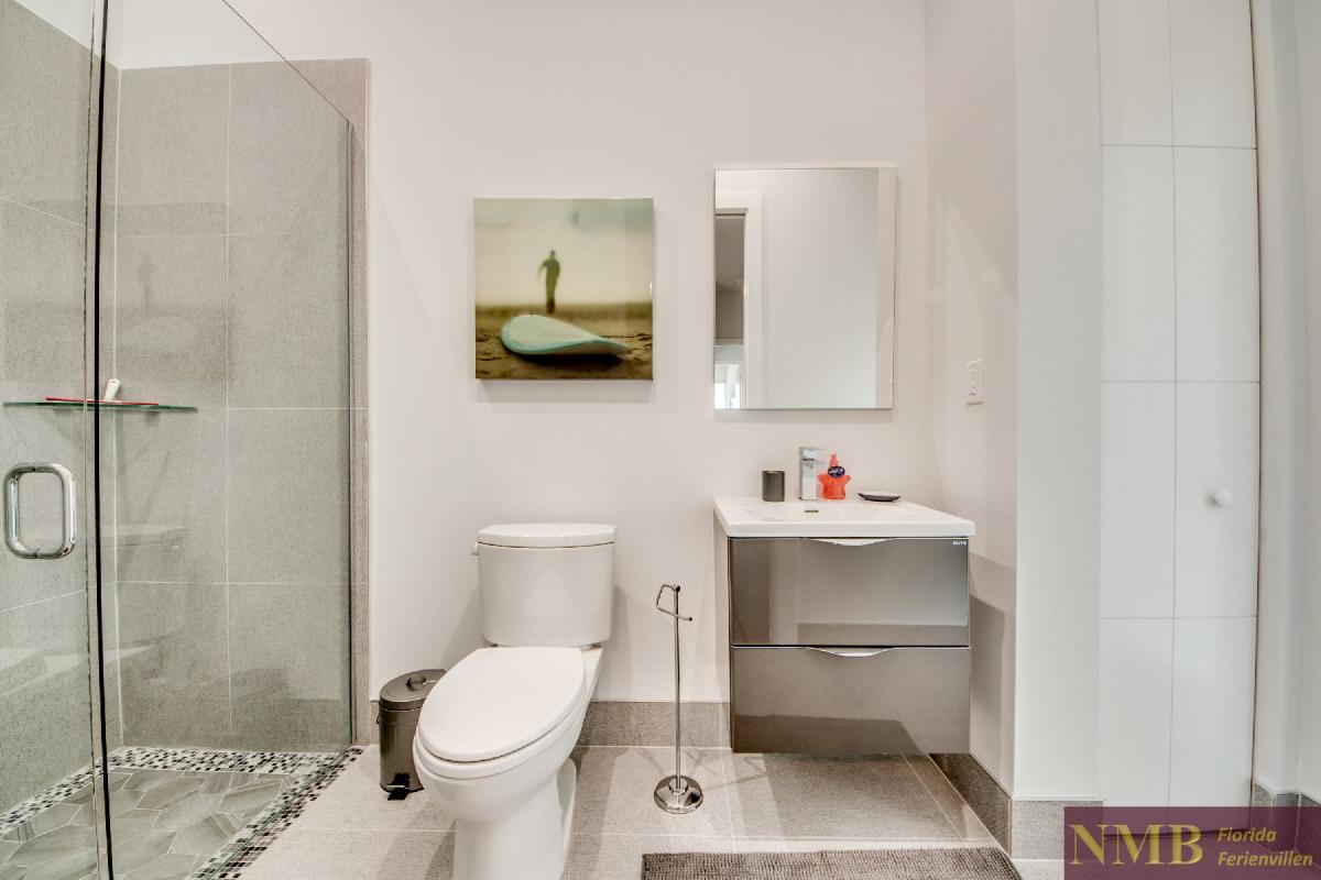 Vacation-Rental-Cape-Coral-Next-Level_3rd_Bedrooms_Bathroom_2