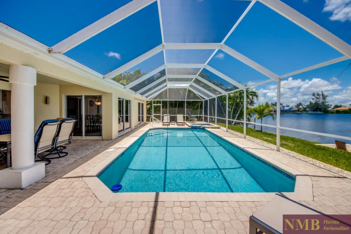 Ferienhaus-Cape-Coral-Villa-Lifetime_59-Pool-Hot-Tub