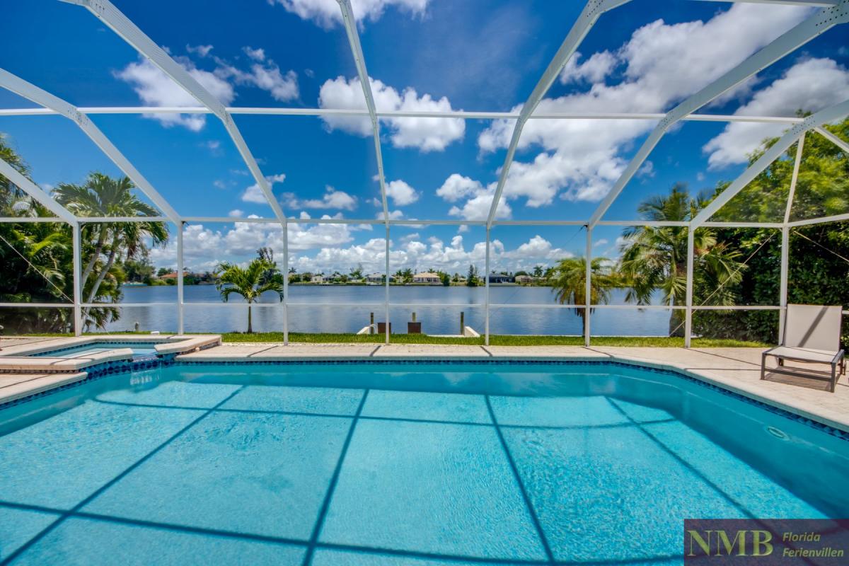 Ferienhaus-Cape-Coral-Villa-Lifetime_62-Pool-Hot-Tub