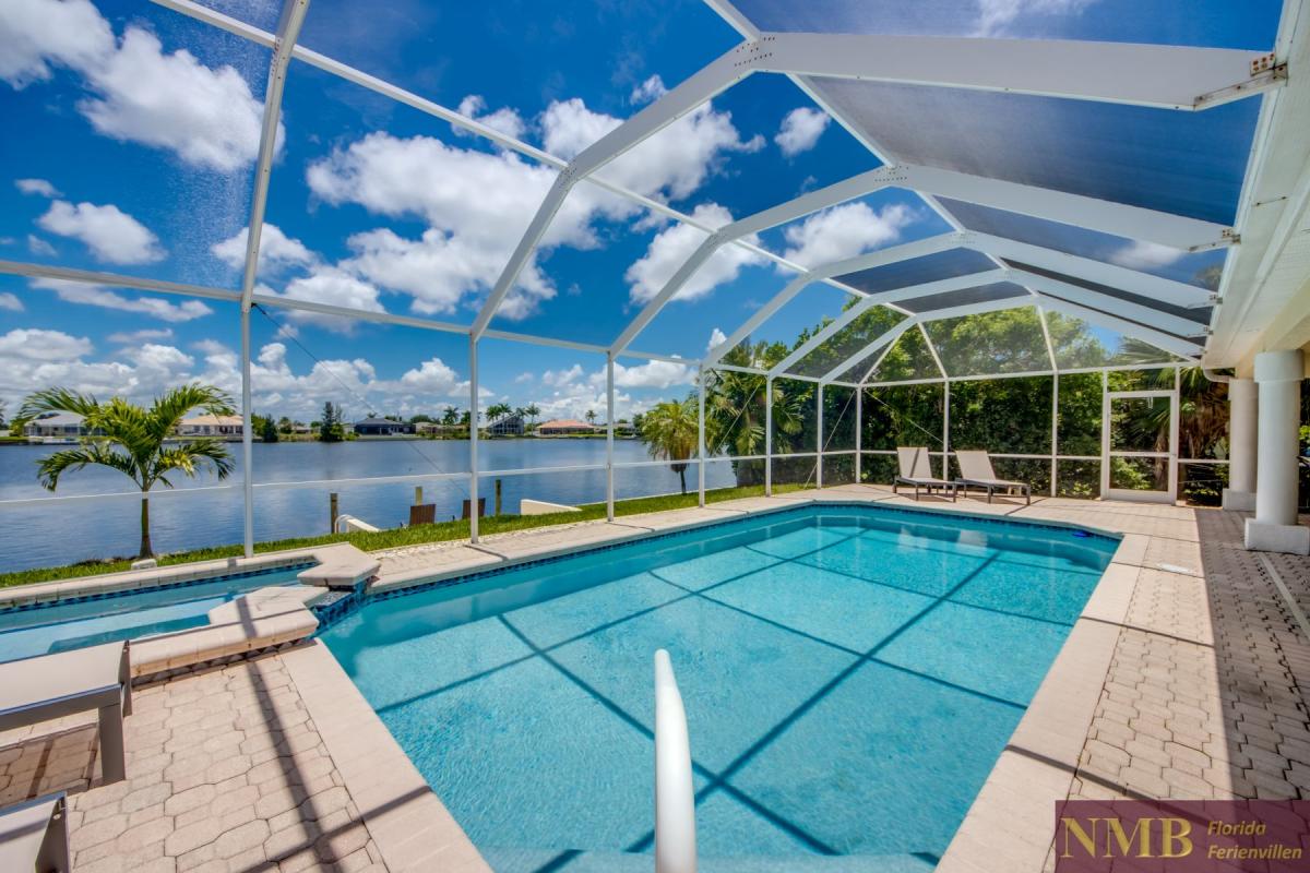 Ferienhaus-Cape-Coral-Villa-Lifetime_65-Pool-Hot-Tub
