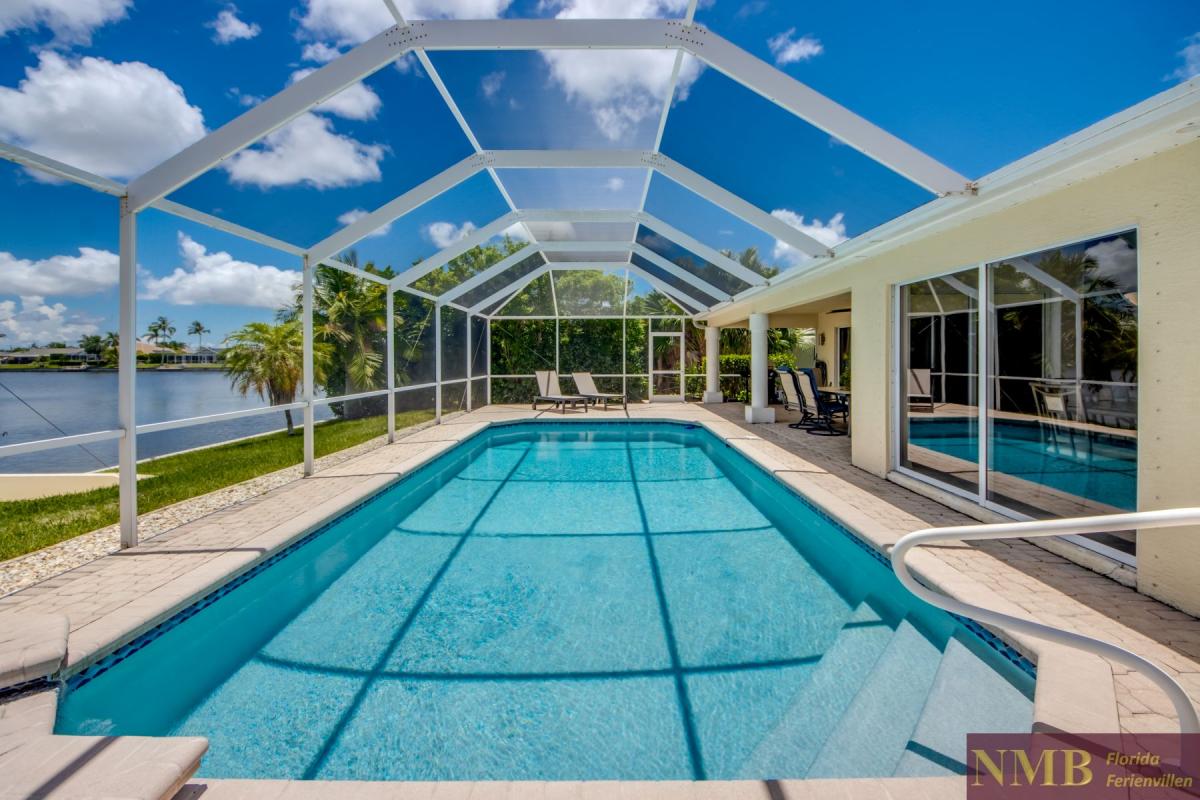 Ferienhaus-Cape-Coral-Villa-Lifetime_66-Pool-Hot-Tub