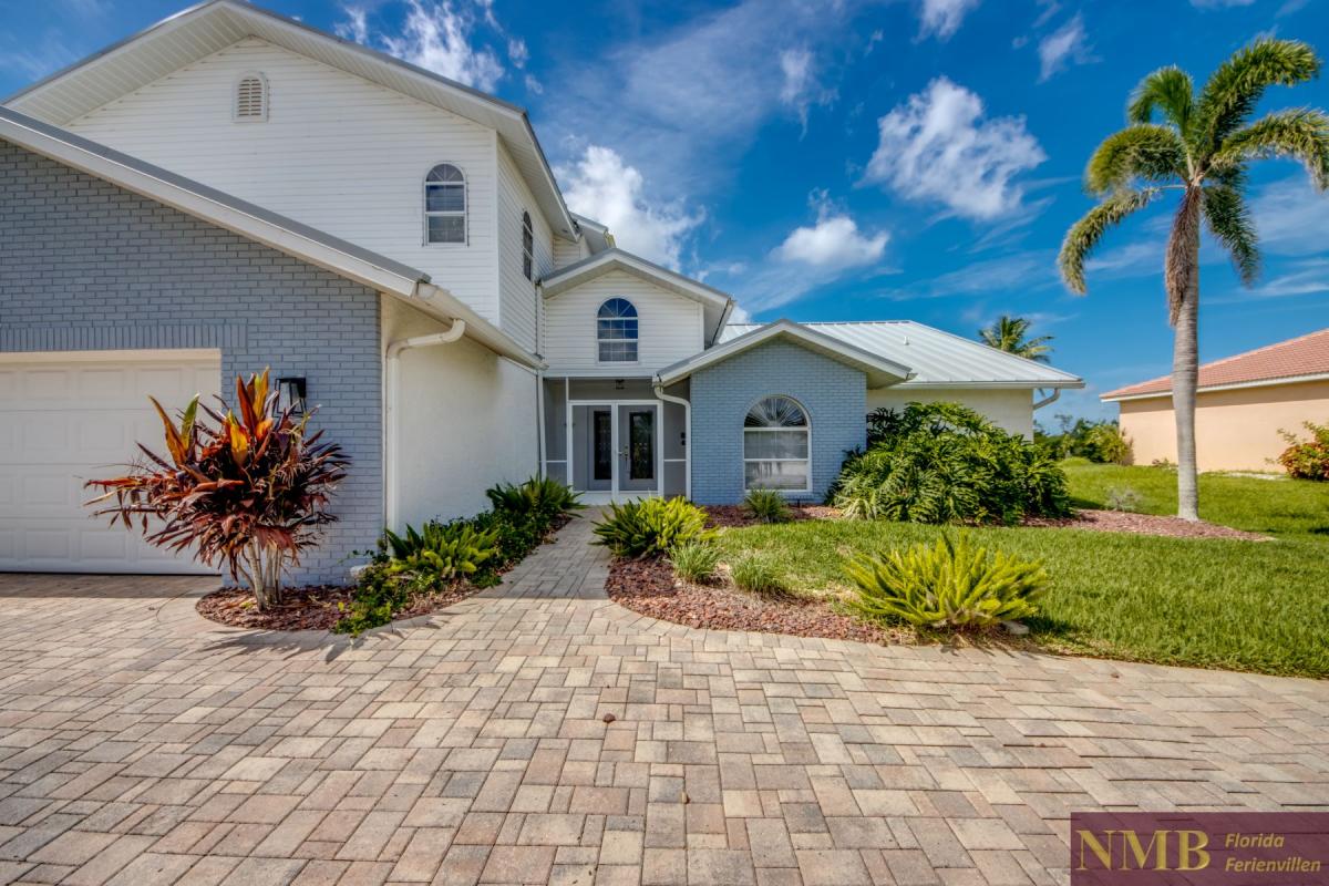 Ferienhaus-Cape-Coral-Blue-Diamond_3-Front-of-Villa