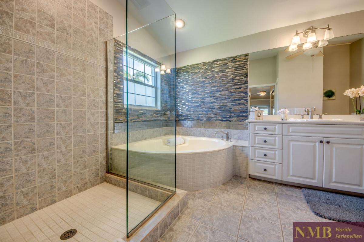 Ferienhaus-Cape-Coral-Blue-Diamond_33-Second-Master-Bathroom