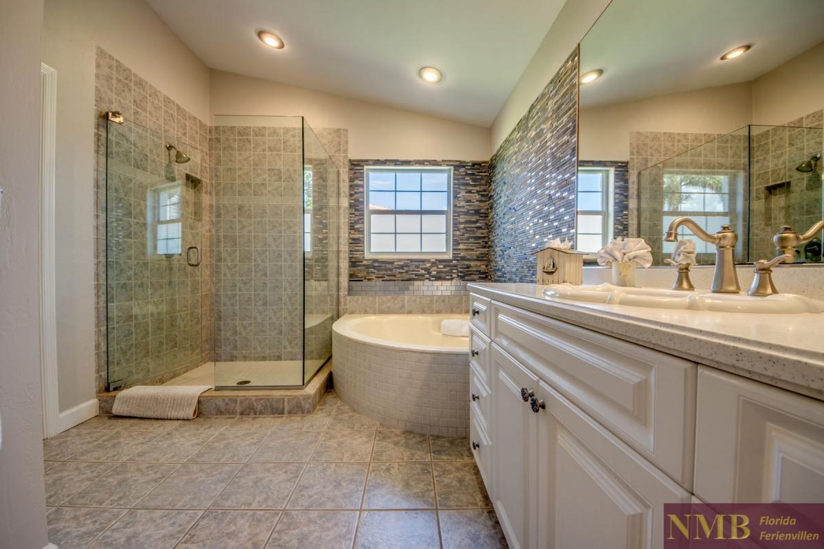 Ferienhaus-Cape-Coral-Blue-Diamond_35-Second-Master-Bathroom