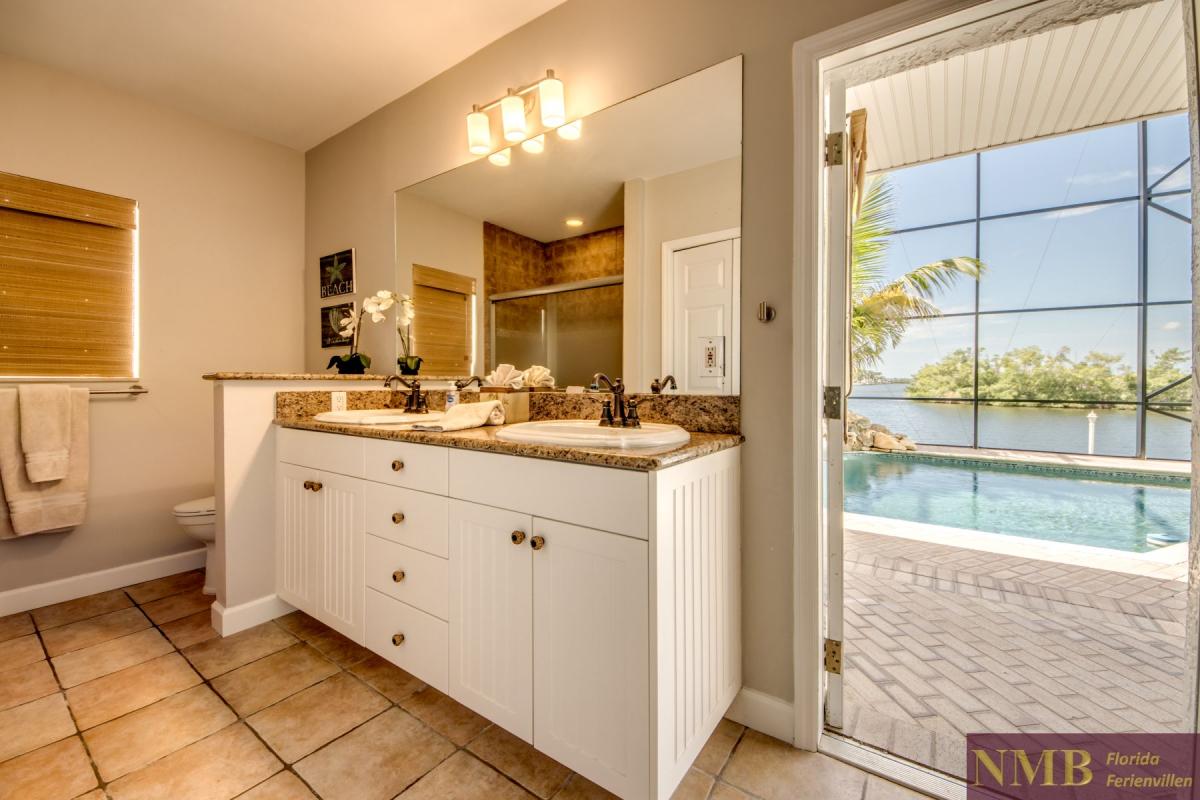 Ferienhaus-Cape-Coral-Blue-Diamond_37-Guest-Pool-Bathroom