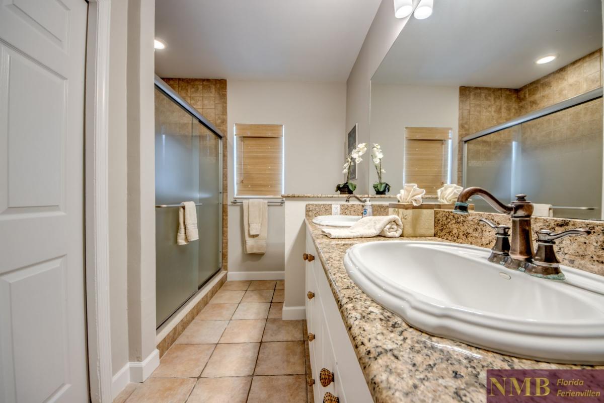 Ferienhaus-Cape-Coral-Blue-Diamond_38-Guest-Pool-Bathroom
