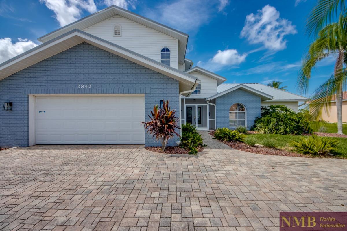 Ferienhaus-Cape-Coral-Blue-Diamond_4-Front-of-Villa