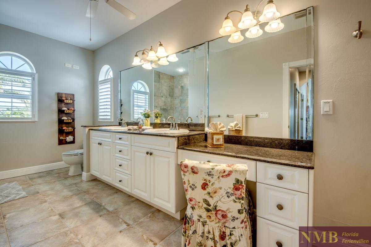 Ferienhaus-Cape-Coral-Blue-Diamond_51-Master-Bathroom