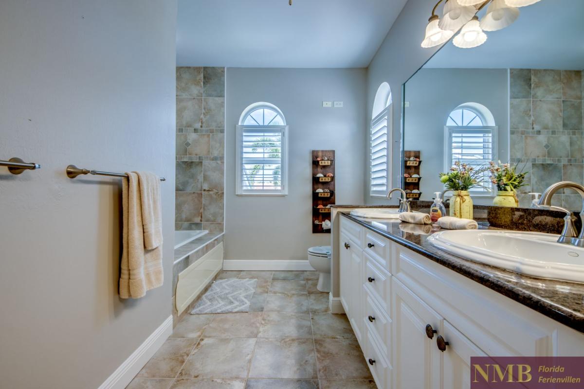 Ferienhaus-Cape-Coral-Blue-Diamond_52-Master-Bathroom