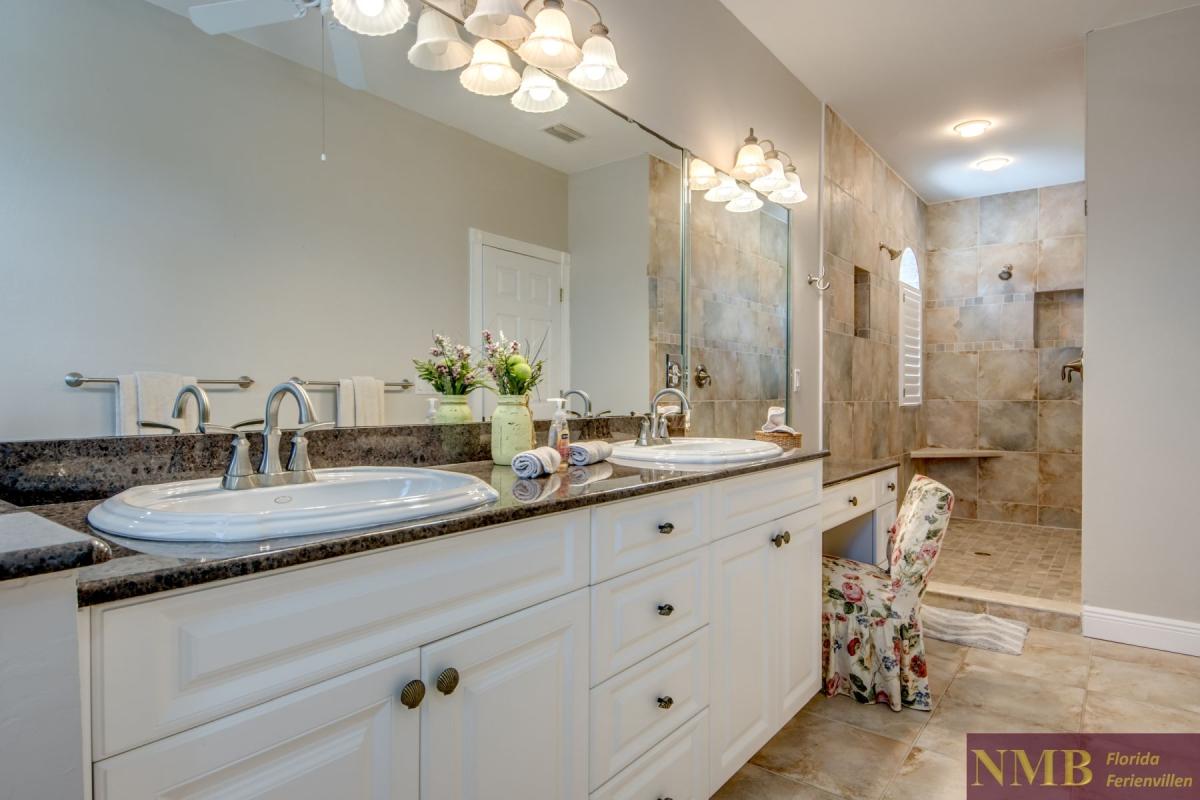 Ferienhaus-Cape-Coral-Blue-Diamond_53-Master-Bathroom