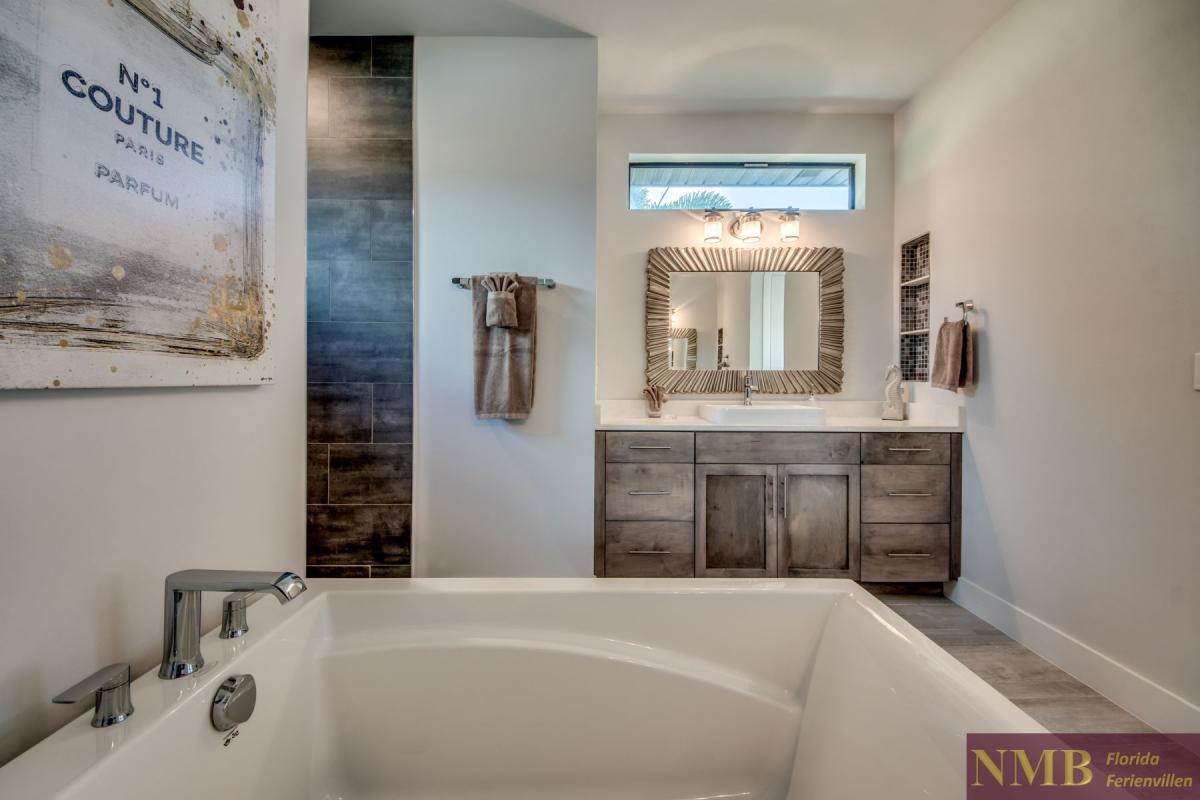 Ferienhaus-Cape-Coral-White-Shell_41-Master-Bathroom