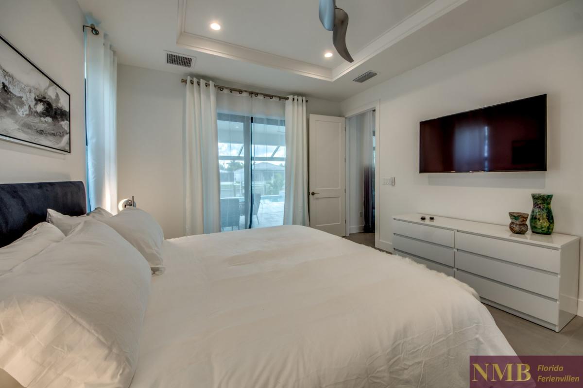 Ferienhaus-Cape-Coral-Pink-Lemonade_32-Master-Bedroom