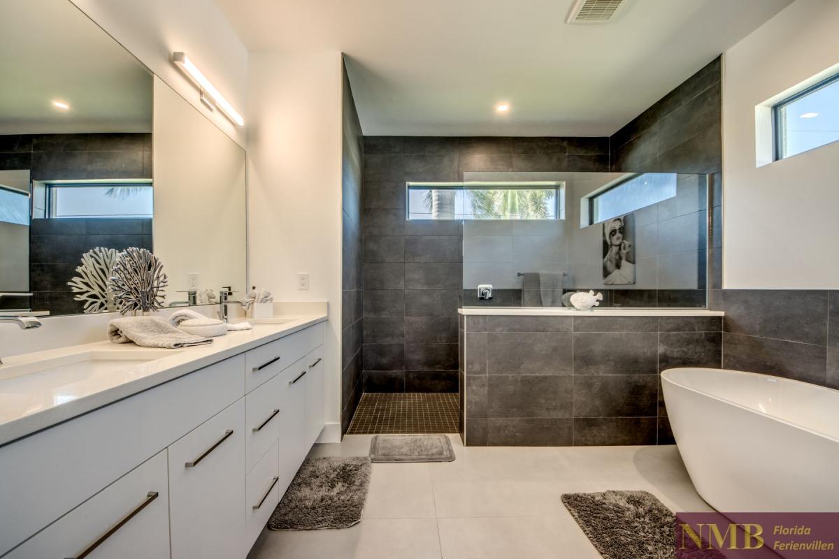 Ferienhaus-Cape-Coral-Pink-Lemonade_42-Master-Bathroom