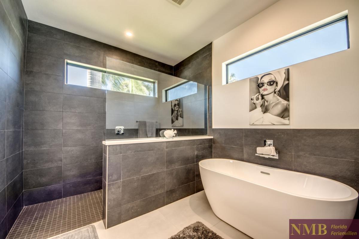 Ferienhaus-Cape-Coral-Pink-Lemonade_44-Master-Bathroom