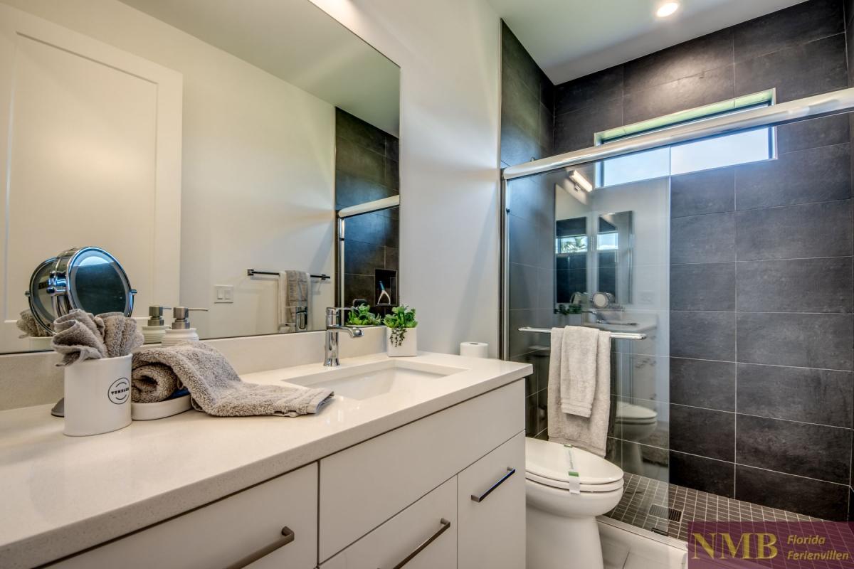 Ferienhaus-Cape-Coral-Pink-Lemonade_53-Guest-Bathroom