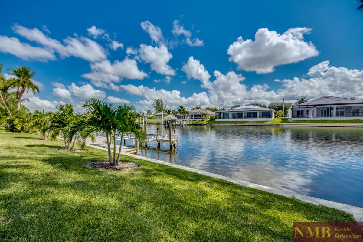 Ferienhaus-Cape-Coral-Pink-Lemonade_64-Back-View-and-Dock