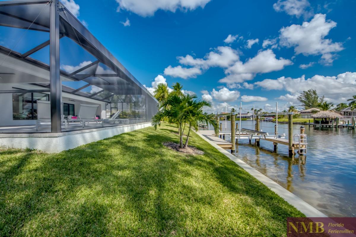 Ferienhaus-Cape-Coral-Pink-Lemonade_65-Back-View-and-Dock