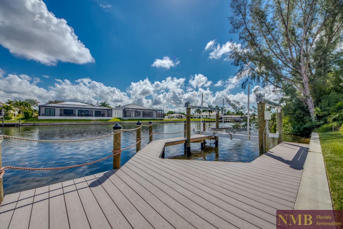 Ferienhaus-Cape-Coral-Pink-Lemonade_67-Back-View-and-Dock