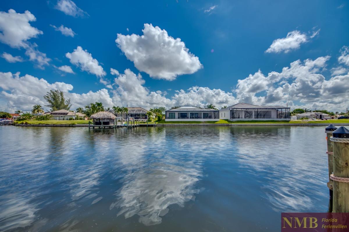 Ferienhaus-Cape-Coral-Pink-Lemonade_68-Back-View-and-Dock