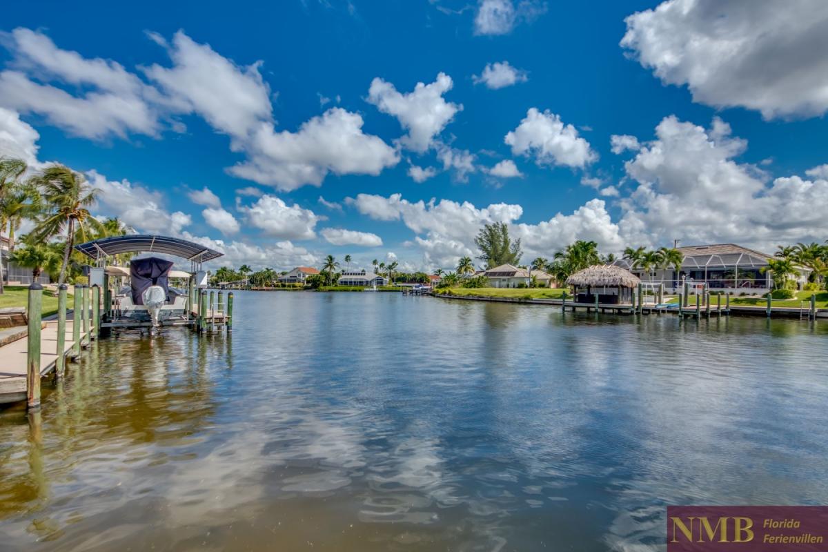 Ferienhaus-Cape-Coral-Pink-Lemonade_69-Back-View-and-Dock