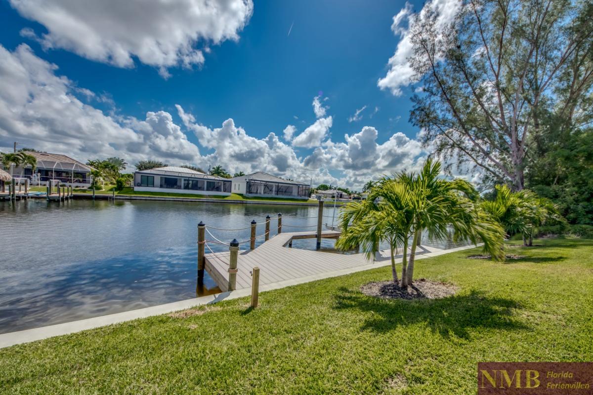 Ferienhaus-Cape-Coral-Pink-Lemonade_72-Back-View-and-Dock